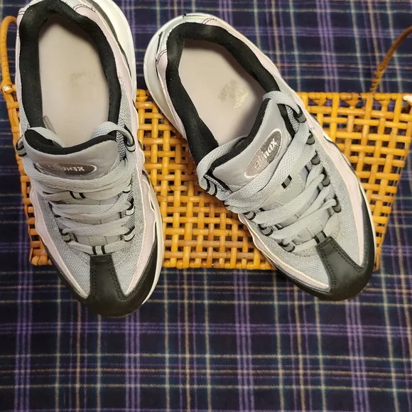 ❌️SOLD❌️ Girls Nike Air Max 95s Lilac, Grey, and Black Size 3 Youth - Picture 12 of 16